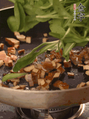 再放香干煸炒，最后放馬蘭頭翻炒至變軟。