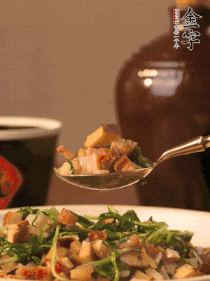 出鍋前嘗味，味淡加點(diǎn)鹽。