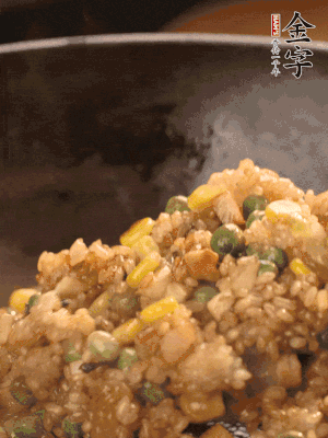 再下糯米，1勺蠔油、2勺生抽調味翻炒均勻。