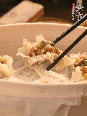 包好的燒賣放在蒸籠上，水開后蒸8分鐘左右。