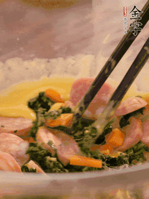 雞蛋、面粉、玉米油攪拌到無顆粒狀態(tài)。再加入菠菜、胡蘿卜、烤腸。少許鹽調(diào)味。