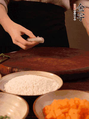 胡蘿卜去皮切丁。蝦仁切小塊。糯米提前浸泡半天。