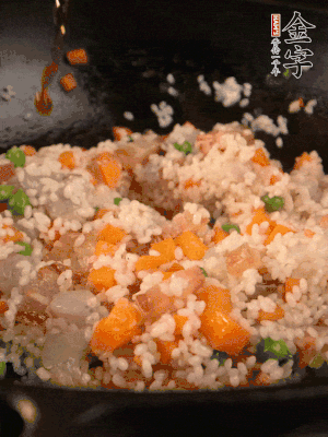 加入糯米翻炒均勻。最后加入蝦仁，用1勺料酒、1勺生抽、1/2勺鹽調(diào)味。