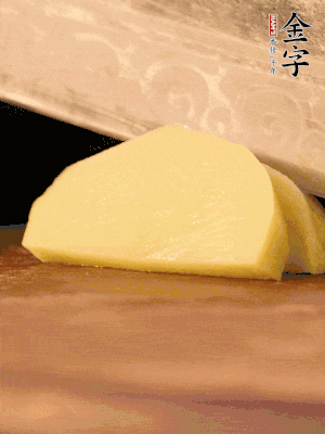 土豆去皮切丁。水開后，放入鍋中煮2-3分鐘，撈出瀝干水分。