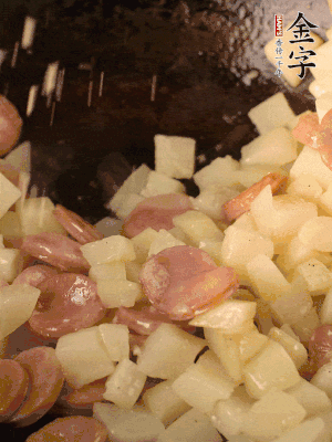 再放烤腸片煎熟。撒點鹽、孜然粉、辣椒面。