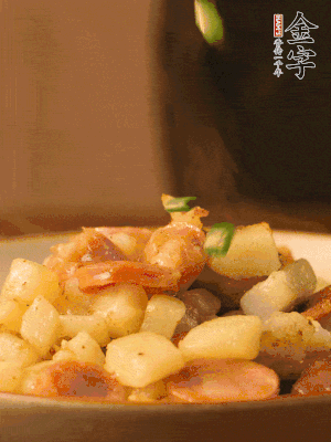 翻炒均勻，撒上蔥花后即可。