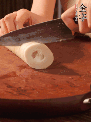 春筍去殼切滾刀塊，焯水備用。