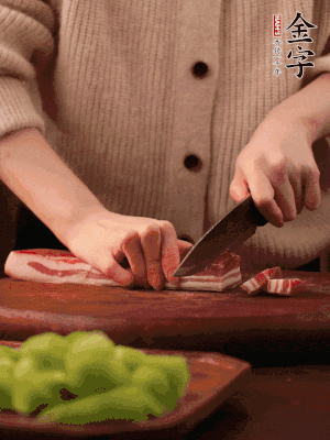 金字淡咸肉切片，冷水入鍋，加姜片、料酒略焯水。同步，五花肉切塊焯水。