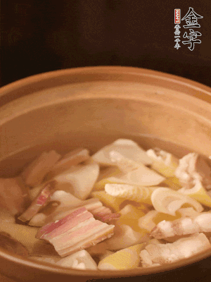 春筍、咸肉、咸肉一起入砂鍋，加姜片、料酒、清水大火煮沸到湯色變白。轉小火慢篤半小時。