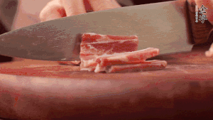 200g金字淡咸肉、100g冬筍、100g香干分別切細丁。