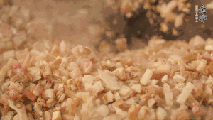 鍋中熱油，依次下食材翻炒，加2勺料酒、少許胡椒粉調(diào)味，撒蔥花攪拌均勻。