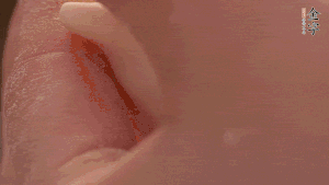 取一小團面，用掌心搓成小球狀，從小球中心捏窩，放入餡料，封口后，留出小尾巴。