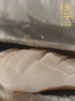 鮑魚(yú)用勺子撬出來(lái)，去掉內(nèi)臟和牙齒，加面粉、白醋、鹽、啤酒抓一下，清水洗凈，切花刀。
