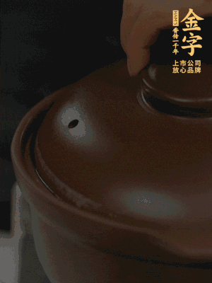 雞、火腿、姜片一起放入砂鍋中，大火轉(zhuǎn)小火燉2小時(shí)。