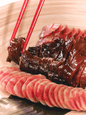 香腸、醬肉適合切片、醬鴨適合切塊。