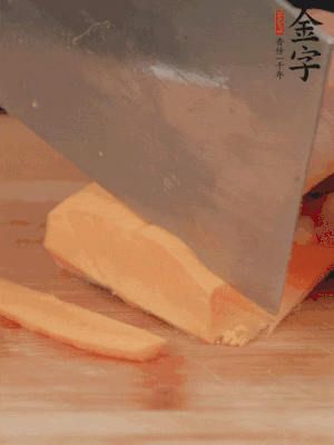 南瓜改刀切片，把蒸好的火腿鋪到南瓜上。