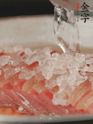 依舊放上冰糖100g、黃酒100g、水200g，鍋中再蒸15分鐘。