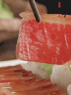 吃的時(shí)候，把薄片火腿放入荷葉夾中就可以了。