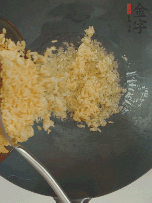 熱油下鍋，邊按壓邊翻炒均勻。