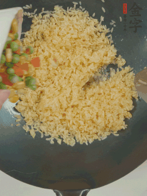 下豌豆粒、胡蘿卜粒、玉米粒。（買現(xiàn)成冷凍的雜菜即可，非常方便）