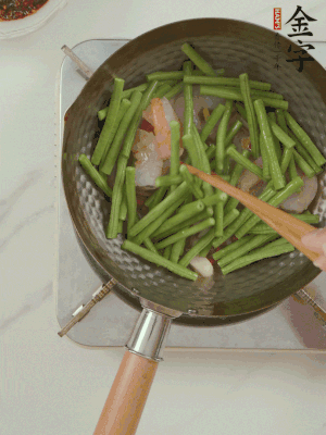 下掰好的缸豆段翻炒，略燜煮。