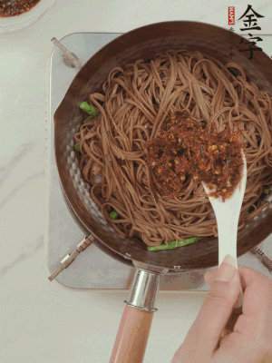 下蕎麥面，淋上少許醬油，加2勺金字火腿大師醬略翻炒即可。