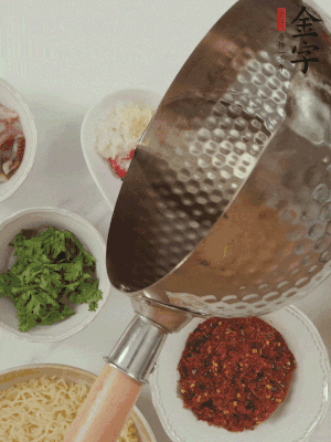 蒜末、小米辣、芝麻淋上熱油。