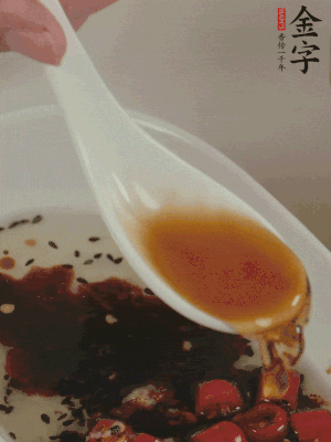 再加2勺生抽、1勺香醋攪拌。