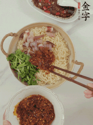 在面上鋪魷魚、香菜、金字火腿大師醬。