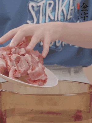 排骨剁小塊，加姜片、料酒沸水下鍋焯水。
