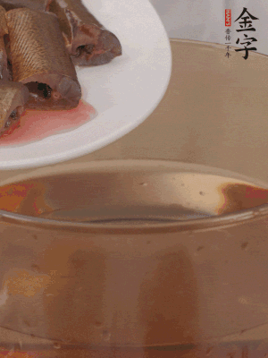 處理干凈的黃鱔段，加姜片、料酒沸水下鍋焯水。撈出用涼水沖洗干凈。