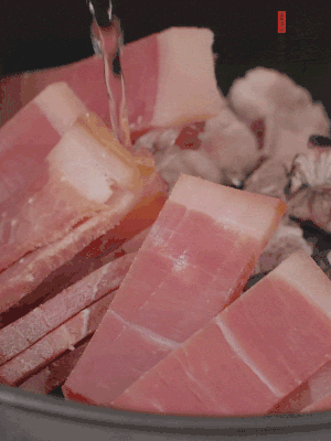 排骨、黃鱔段、金字火腿片放入砂鍋中，加沒(méi)過(guò)食材的水。