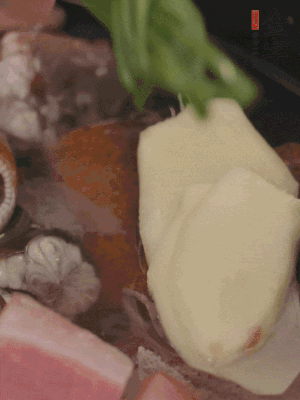 加姜片、蔥結(jié)、料酒。