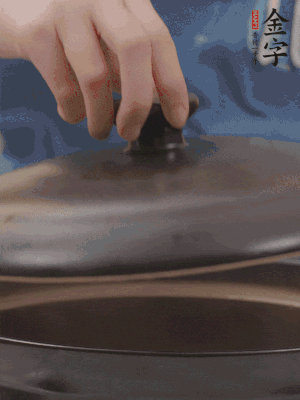 大火煮開(kāi)后轉(zhuǎn)小火，燉煮20分鐘左右。