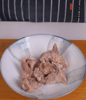 排骨加1勺黃酒、1勺蠔油、1勺玉米淀粉、1/4勺胡椒粉腌制半小時。