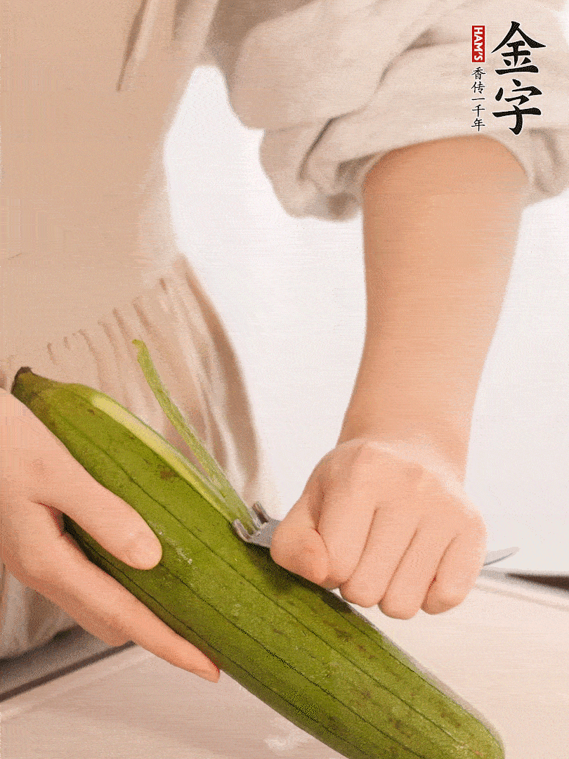 絲瓜去皮切滾刀塊用鹽殺一下水分洗凈。