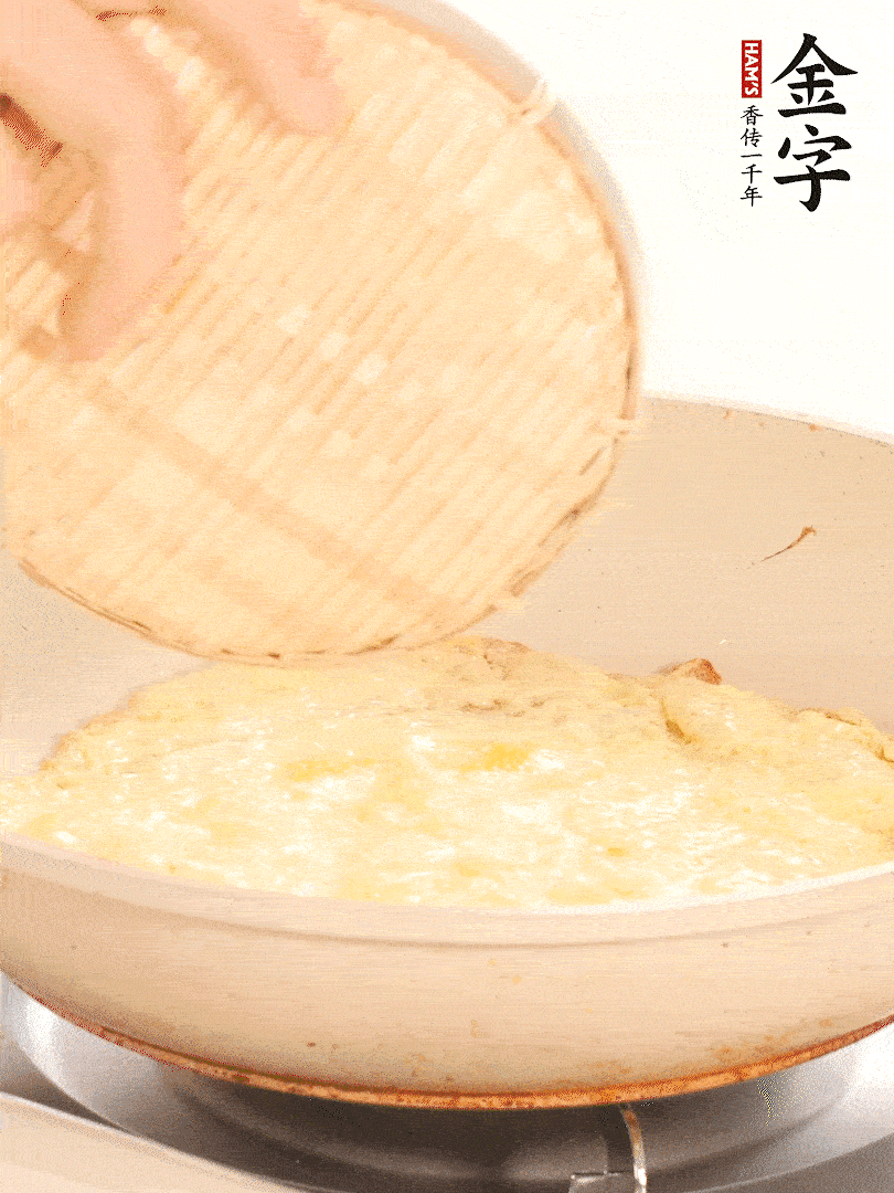 鍋內(nèi)放入少許油，油溫4成熱倒入一個雞蛋煎熟