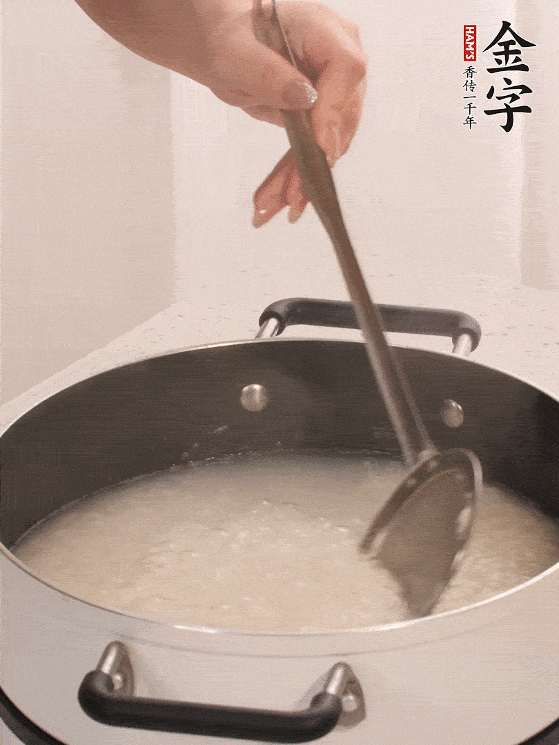 香菇、土豆、胡蘿卜、金字土香腸切小塊。