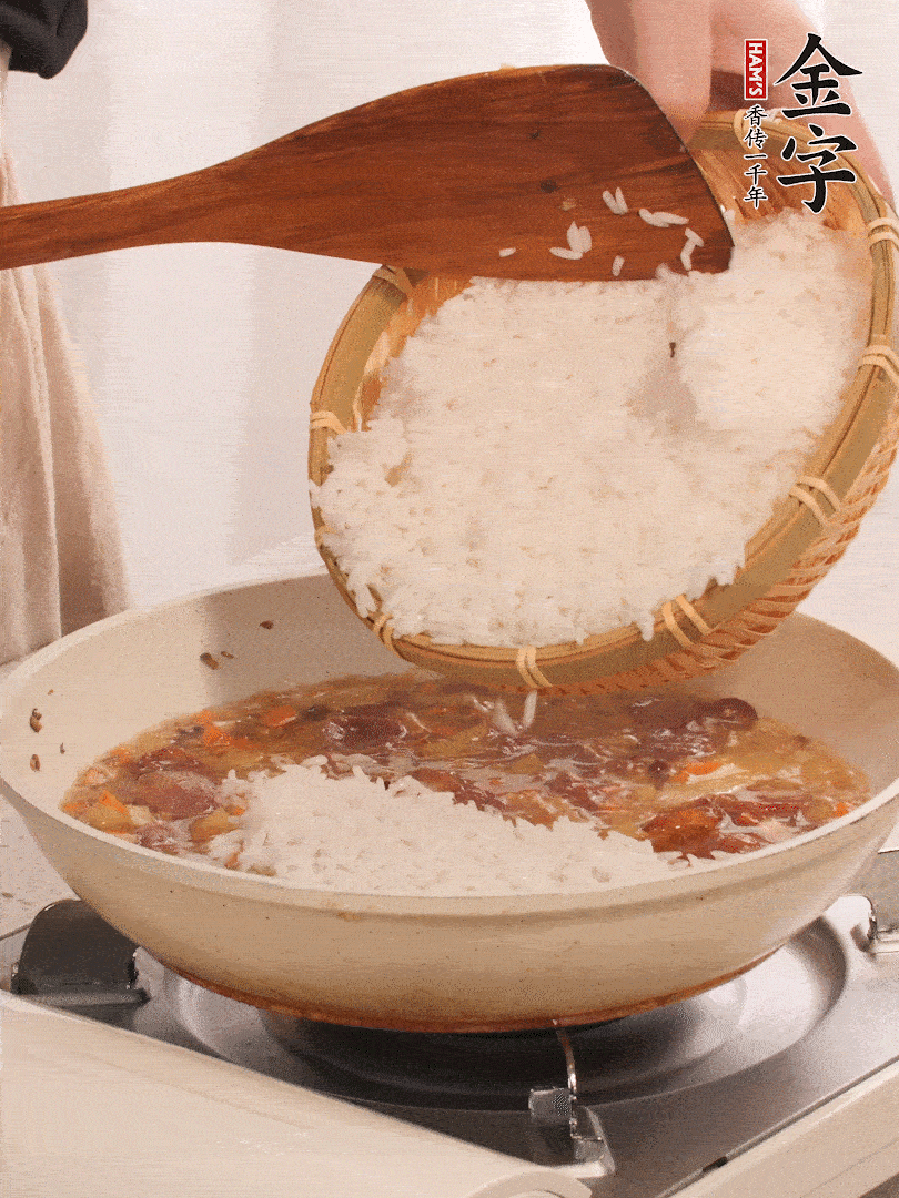 熱鍋燒油，香腸煸出油，加姜片去腥，加土豆、胡蘿卜、香菇翻炒到半熟，隨后加豆角、2小勺鹽、1大勺生抽，煸炒均勻。