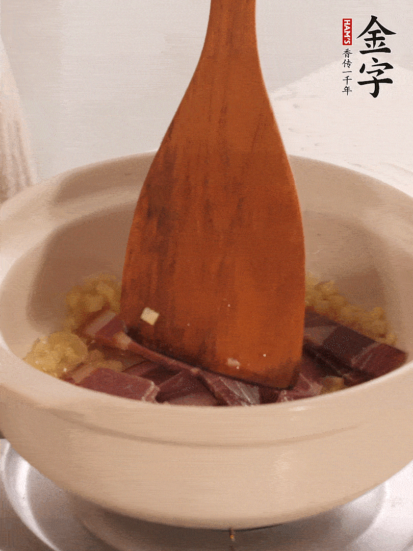 加熱水，加入白菜蓋上蓋子煨煮3分鐘。