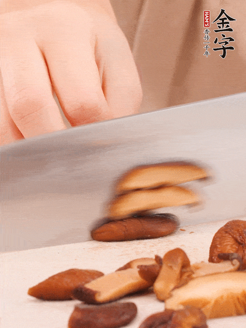 干香菇泡發(fā)，切成小塊。