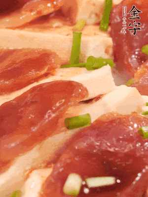 調(diào)一個(gè)醬汁：2勺生抽、1勺蠔油、半勺白糖、1勺淀粉、半碗清水調(diào)成料汁燒開