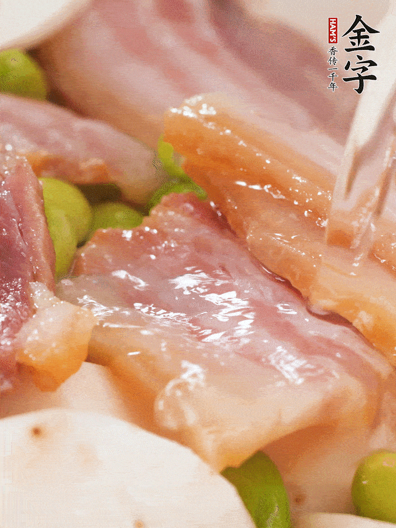 倒入芋艿、熟毛豆，翻炒均勻，加1小碗水煮開