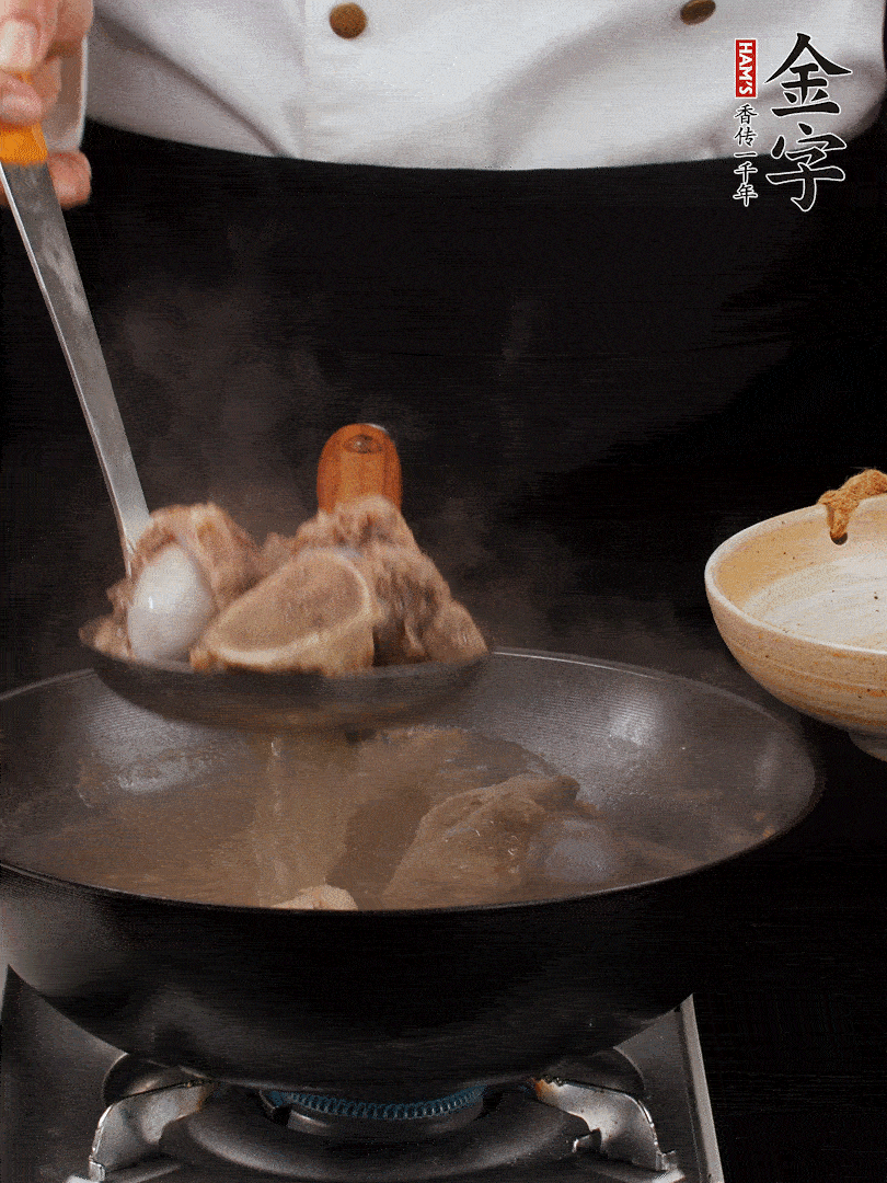 大筒骨清水浸泡30分鐘，中途換水2-3次。冷水下鍋，加姜片、料酒焯水，撇去浮沫。