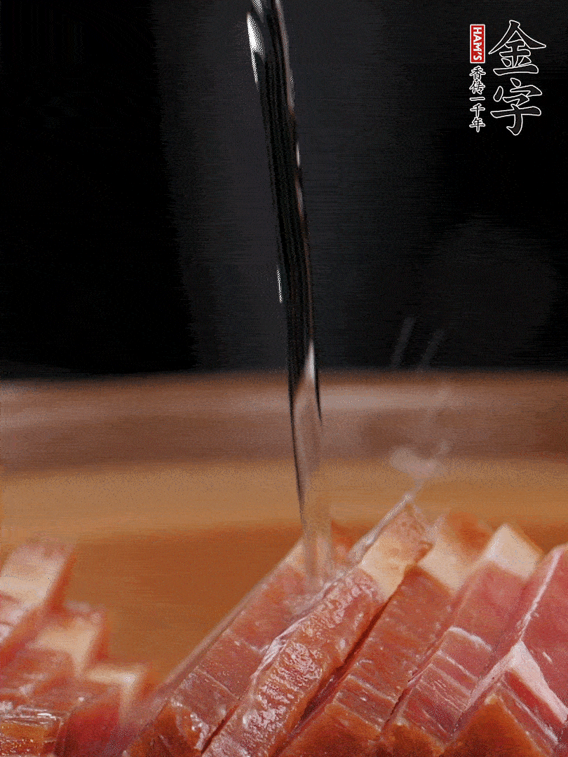 金字火腿切片，放入溫水中泡10分鐘，金字土香腸斜切成片。千張切成細(xì)條。