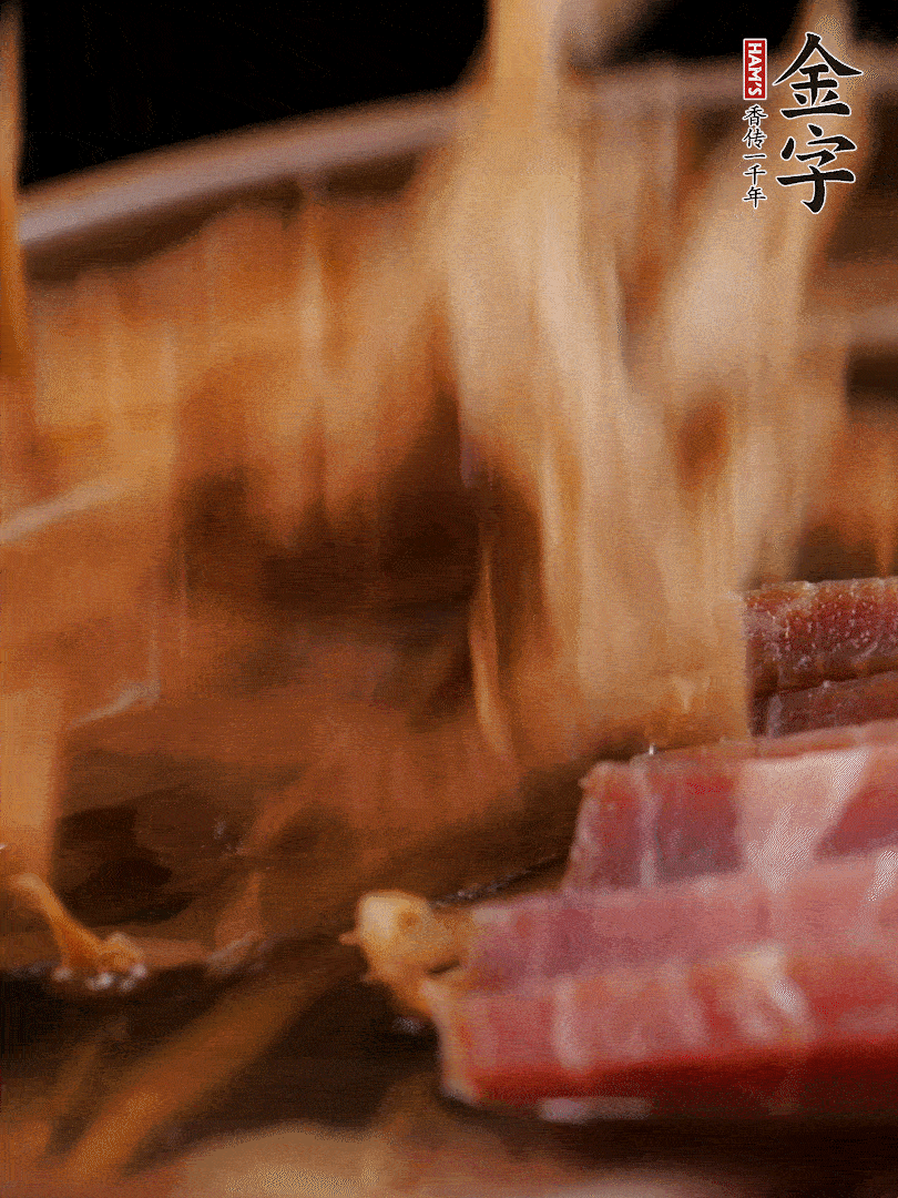 大筒骨、金字火腿、姜片、黃酒一起放入砂鍋，加筍干燉煮40分鐘。（如果家里有高壓鍋，用高壓鍋把高湯壓出來(lái)更鮮濃。）