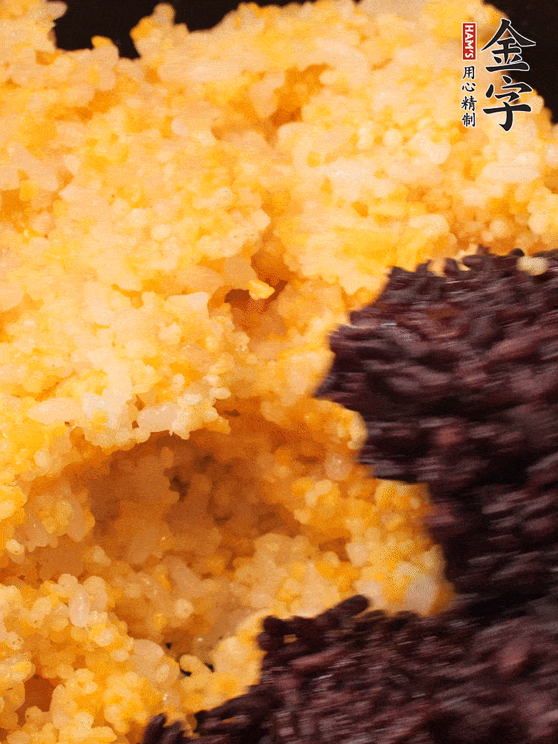 混合小米、紫米煮熟，加豬油攪拌均勻（紫米分開煮在攪拌）