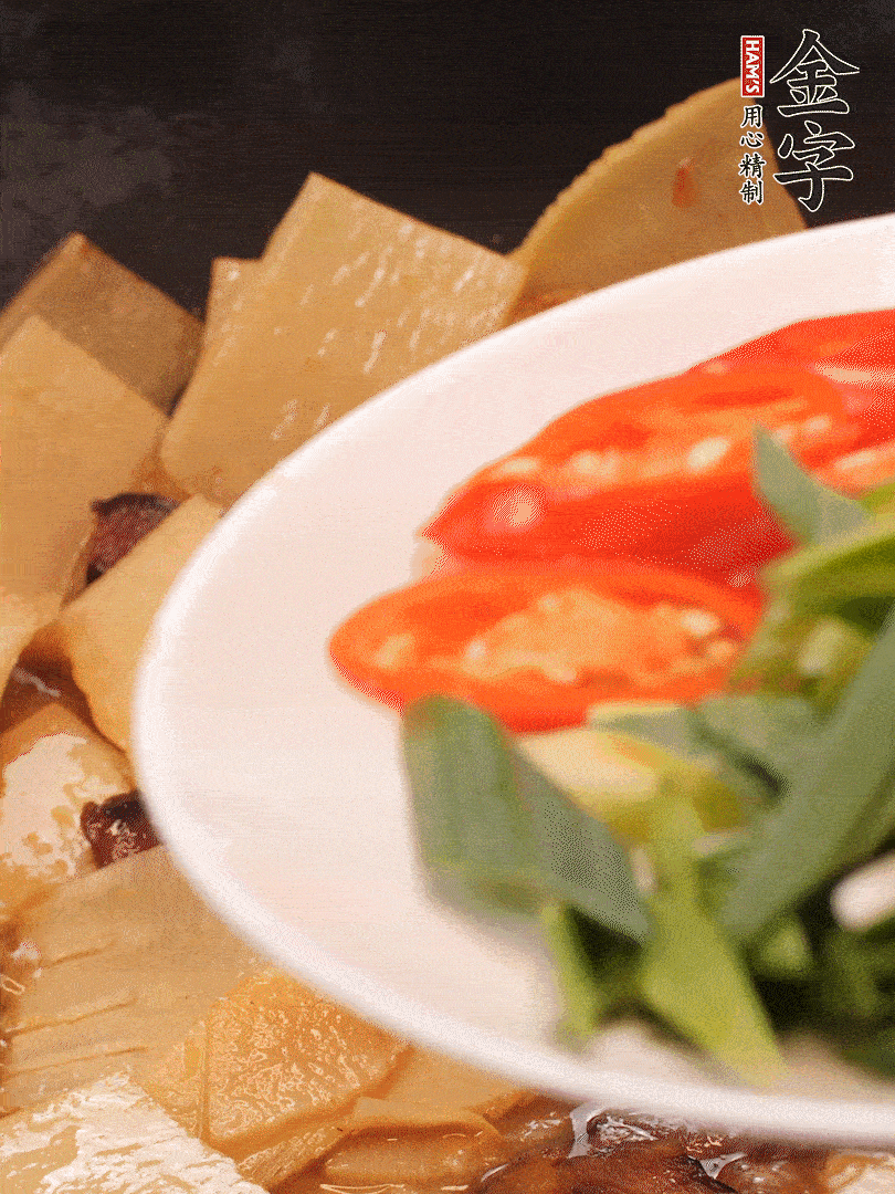 少許料酒增香，下蒜白、青紅辣椒略微翻炒