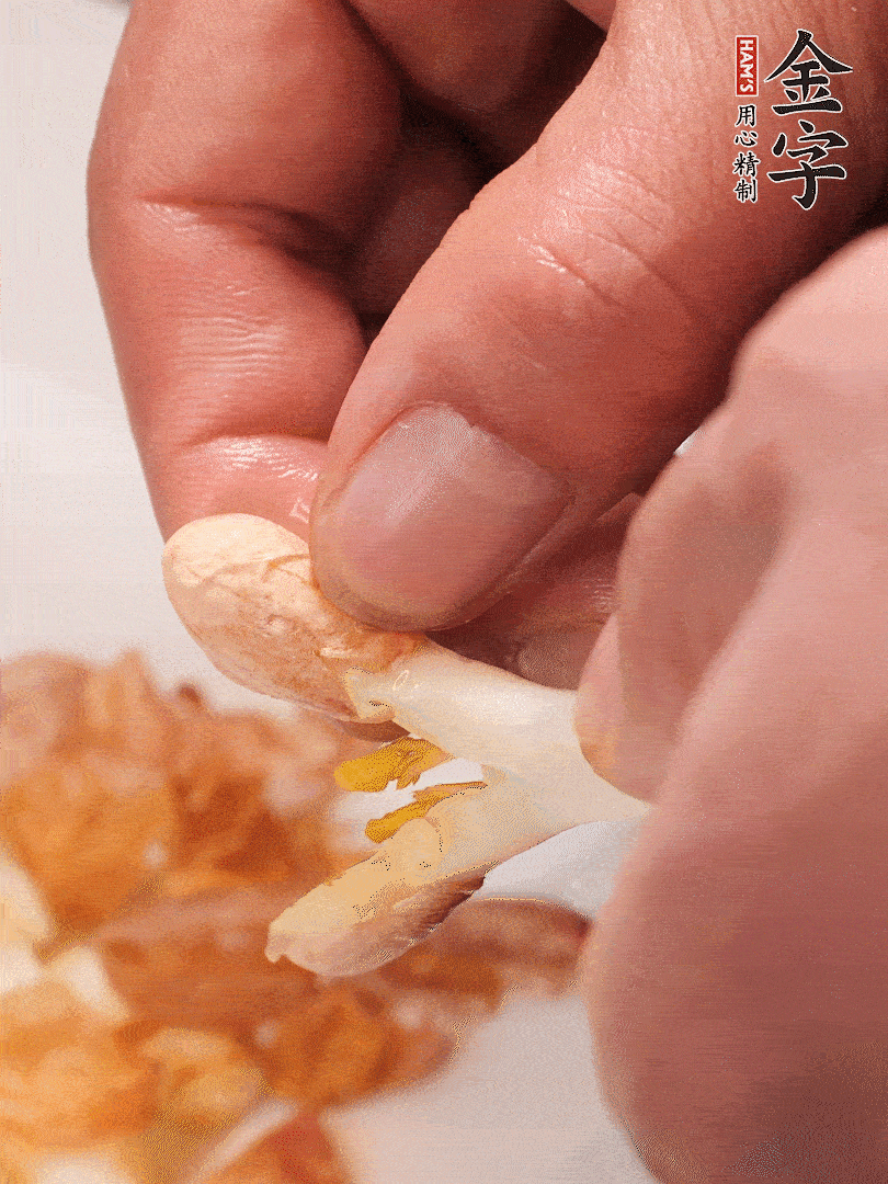 花生芽切段。開水焯水1分鐘，去掉頂部的花生皮