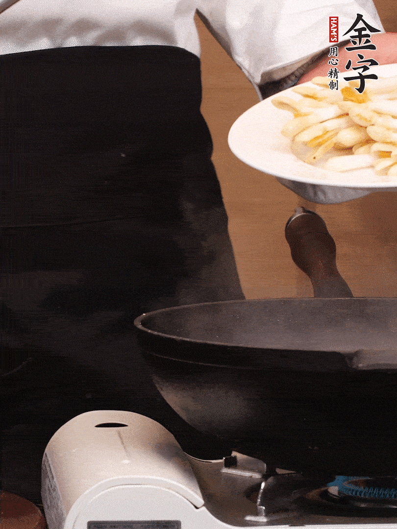 鍋中少許油，下花生芽